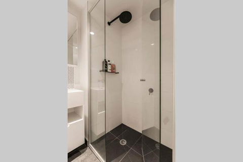 Stylish Melbourne CBD Lighthouse Apartment - Accommodation Brisbane 3