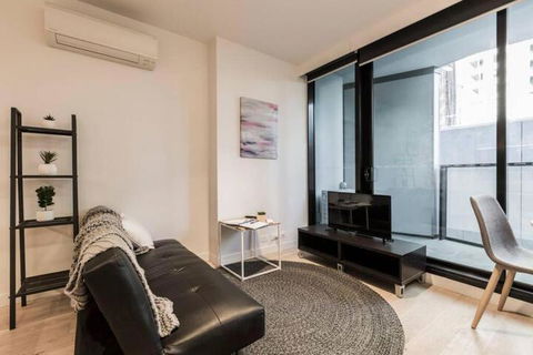 Stylish Melbourne CBD Lighthouse Apartment - Accommodation Brisbane 2
