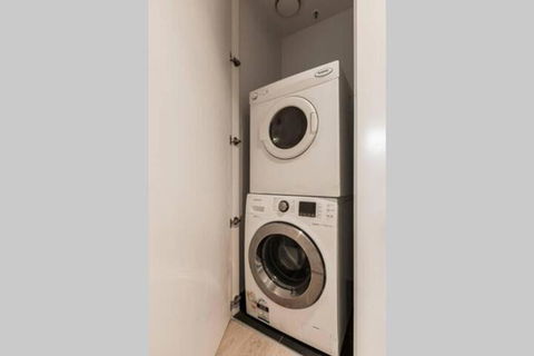 Stylish Melbourne CBD Lighthouse Apartment - Accommodation Brisbane 7
