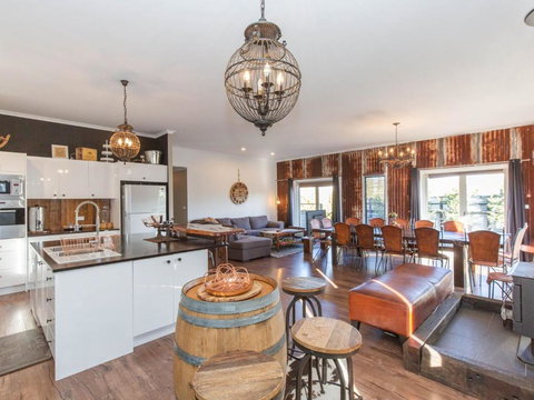 Oak & Barrel / 7 Twynam Street - Accommodation Brisbane 4