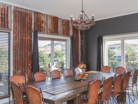 Oak & Barrel / 7 Twynam Street - Accommodation Brisbane 5