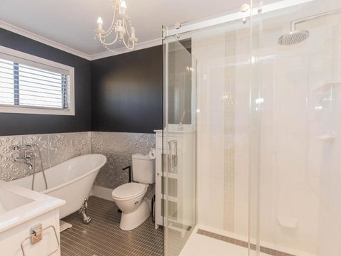 Oak & Barrel / 7 Twynam Street - Accommodation Brisbane 3