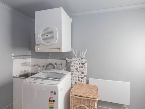 Oak & Barrel / 7 Twynam Street - Accommodation Brisbane 1