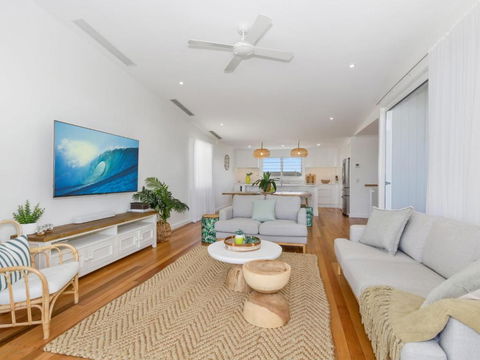 KINGY BEACH HOUSE At 162 - Accommodation Brisbane 3