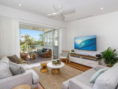 KINGY BEACH HOUSE At 162 - Accommodation Brisbane 6