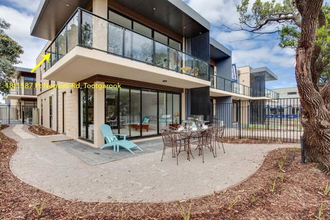 Beautiful Beachfront Apartment At Capel Sound - Accommodation Brisbane 3