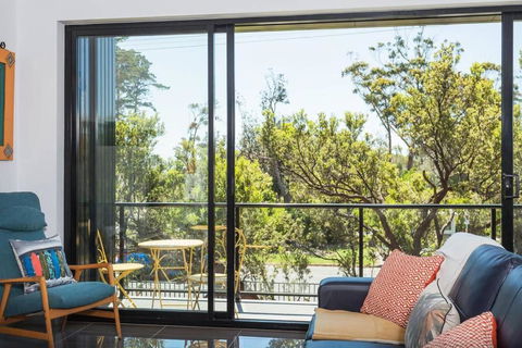 Beautiful Beachfront Apartment At Capel Sound - Accommodation Brisbane 6