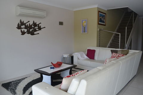 Cypress Drive Townhouse - Accommodation Brisbane 5