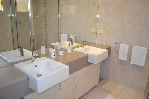 Cypress Drive Townhouse - Accommodation Brisbane 6