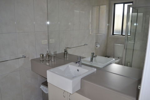 Cypress Drive Townhouse - Accommodation Brisbane 1