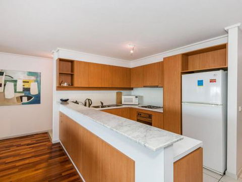 APARTMENT 10 PACIFIC APARTMENTS FREE WIFI! - Accommodation Brisbane 5