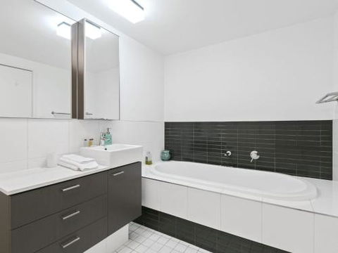 LORNE CHALET APARTMENT 36 Central Location - Accommodation Brisbane 2