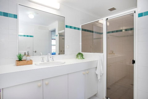 Ocean Breeze Fathoms 3 - Accommodation Brisbane 1