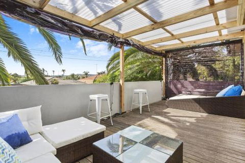 SANTORINI BEACH HOUSE SAFETY BEACH - Accommodation Brisbane 3