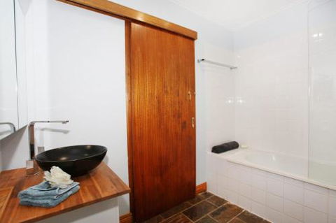 BEACH SHOPS & FABULOUS VACATION HOME! - Accommodation Brisbane 0