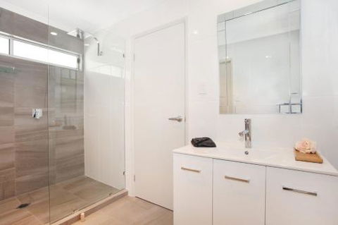 BEACH SHOPS & FABULOUS VACATION HOME! - Accommodation Brisbane 3
