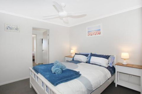 BEACH SHOPS & FABULOUS VACATION HOME! - Accommodation Brisbane 4