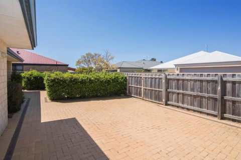 Acrosstheway - Accommodation Brisbane 1