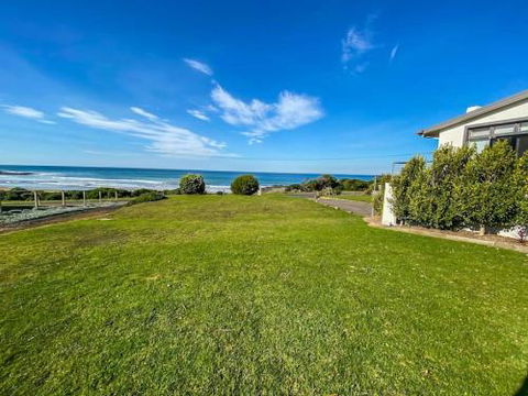 MAVI BEACH HOUSE Beachfront Wifi Views - Accommodation Brisbane 6
