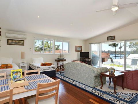 Morisset Waterfront 1bdr Studio Looking Over Trinity Marina - Accommodation Brisbane 5