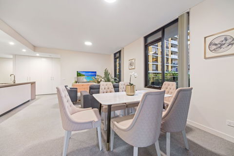 HomeHotel Stylish Apt Next To Train & Westfield - Accommodation Brisbane 3