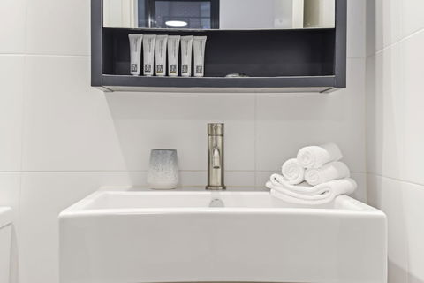 HomeHotel Stylish Apt Next To Train & Westfield - Accommodation Brisbane 5