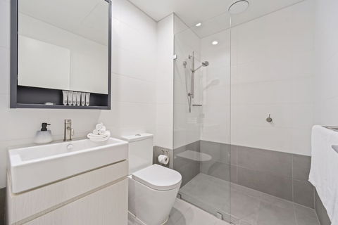 HomeHotel Stylish Apt Next To Train & Westfield - Accommodation Brisbane 4