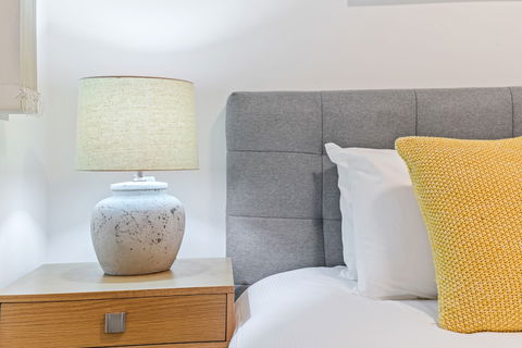 HomeHotel Stylish Apt Next To Train & Westfield - Accommodation Brisbane 6