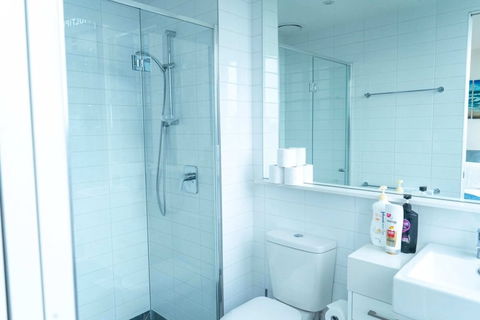 2BD With City Views, Pool, Gym & Tennis Court - Accommodation Brisbane 3