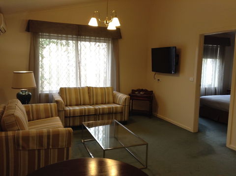 Elizabethan Lodge - Accommodation Brisbane 5