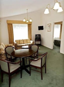 Elizabethan Lodge - Accommodation Brisbane 4