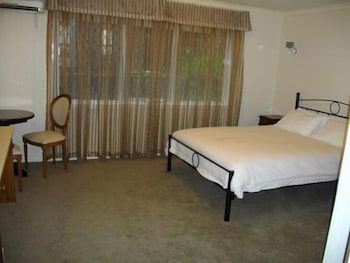 Elizabethan Lodge - Accommodation Brisbane 3