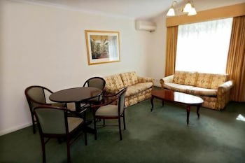 Elizabethan Lodge - Accommodation Brisbane 1