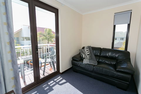 Dolphin Lodge - Accommodation Brisbane 2