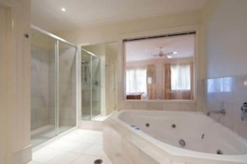 Lakeside Suites 1 - Accommodation Brisbane 1