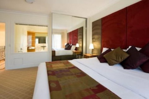 Lakeside Suites 1 - Accommodation Brisbane 3