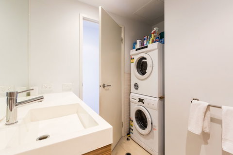 RIVER, 1BDR Melbourne Apartment - Accommodation Brisbane 5