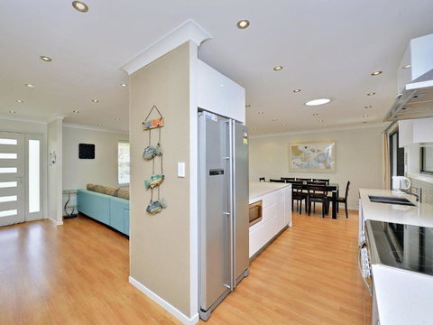 Beach House 8 Mistral Close Large House With Aircon - Accommodation Brisbane 4