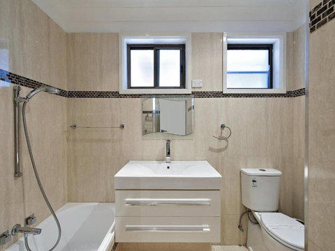 Beach House 8 Mistral Close Large House With Aircon - Accommodation Brisbane 2