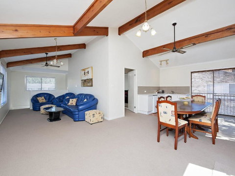 Beach House 8 Mistral Close Large House With Aircon - Accommodation Brisbane 5