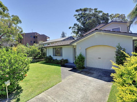 Beach House 8 Mistral Close Large House With Aircon - Accommodation Brisbane 3