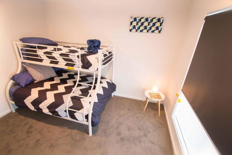 Contemporary â€˜Espritâ€™ With River Reserve Access - Accommodation Brisbane 4
