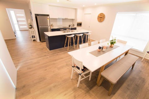Contemporary â€˜Espritâ€™ With River Reserve Access - Accommodation Brisbane 3