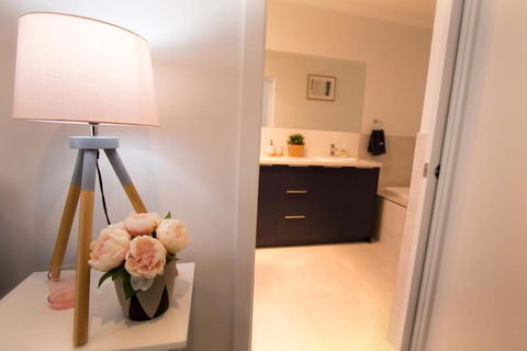 Contemporary â€˜Espritâ€™ With River Reserve Access - Accommodation Brisbane 1