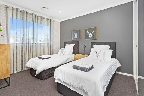 Luxury Brand New Home - Accommodation Brisbane 6