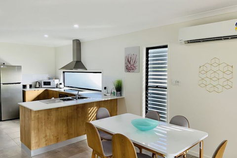 WHITSUNDAY Spacious & Comfortable Moments From Picturesque Boardwalk - Accommodation Brisbane 6