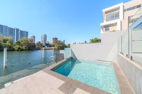 GC Private Homes - Waterfront Villas - Accommodation Brisbane 1