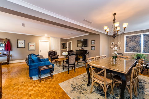Hedge House- Luxury Space Style Location - Accommodation Brisbane 3