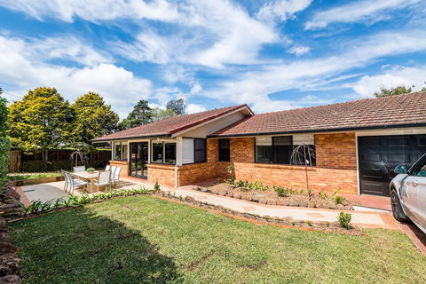 Hedge House- Luxury Space Style Location - Accommodation Brisbane 0
