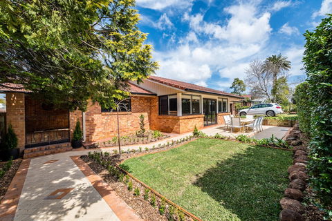 Hedge House- Luxury Space Style Location - Accommodation Brisbane 1